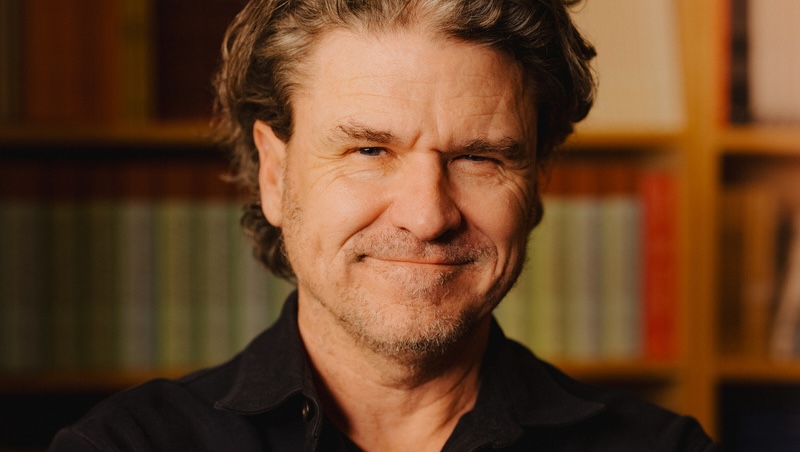 Dave Eggers: Menulis Novel Epik tentang Seni dan Para Seniman
